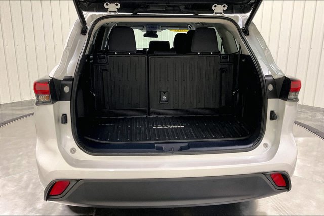 Used 2023 Toyota Highlander LE AWD/4WD image 39