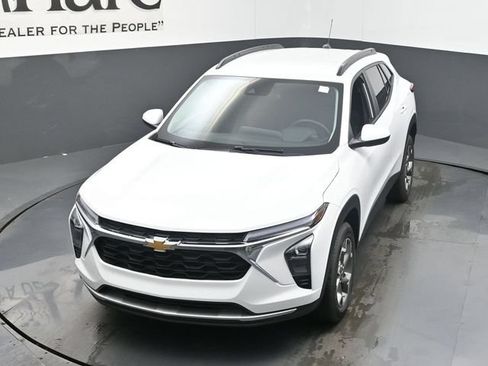 Used 2025 Chevrolet Trax LT w/ LT Convenience Package FWD image 24