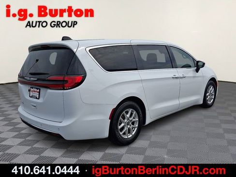 Used 2024 Chrysler Pacifica Touring-L FWD image 6