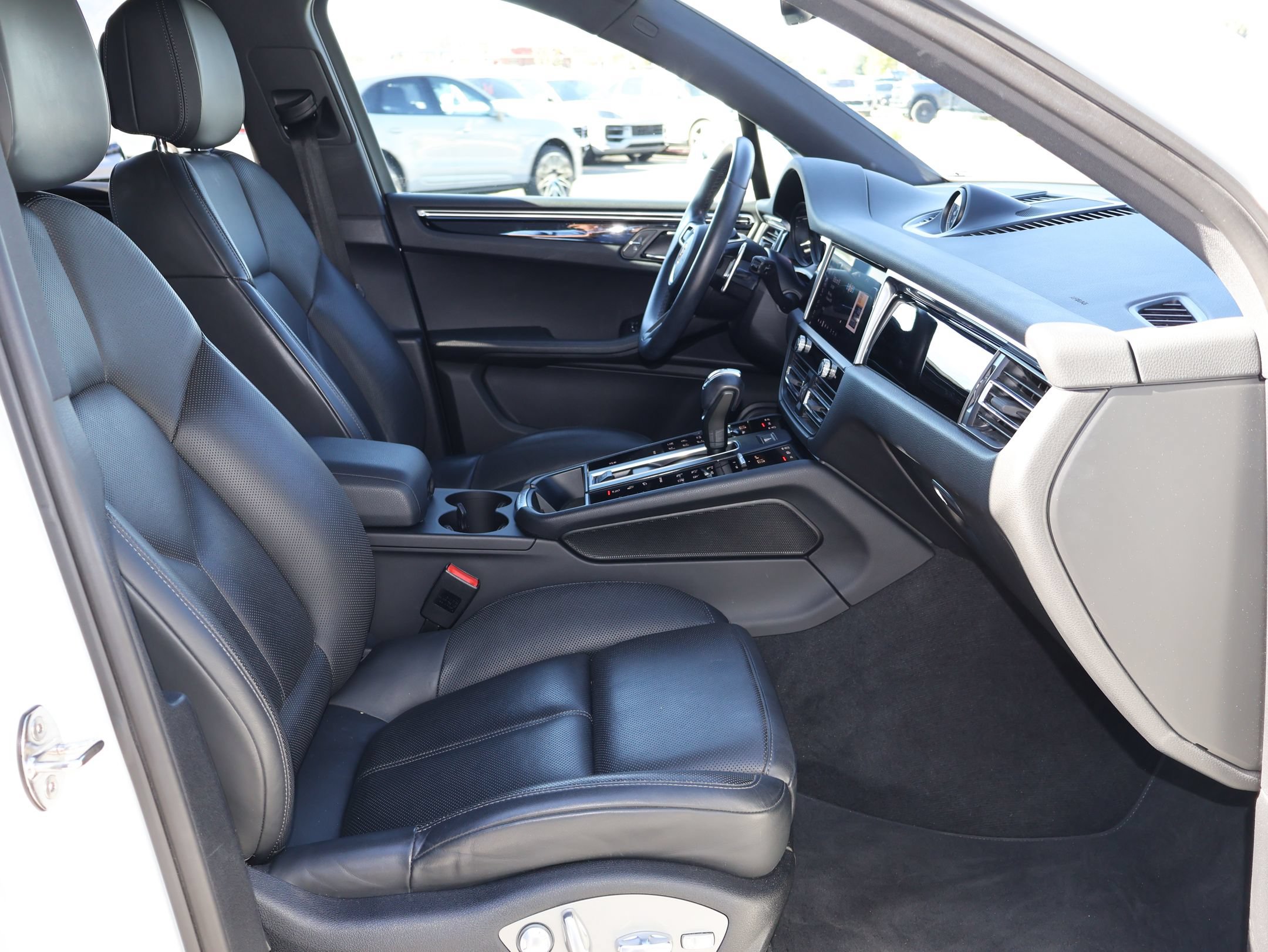 Used 2023 Porsche Macan AWD/4WD image 30