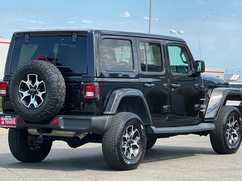 Used 2018 Jeep Wrangler Unlimited Sahara w/ Uconnect 4C Nav & Sound Group AWD/4WD image 2