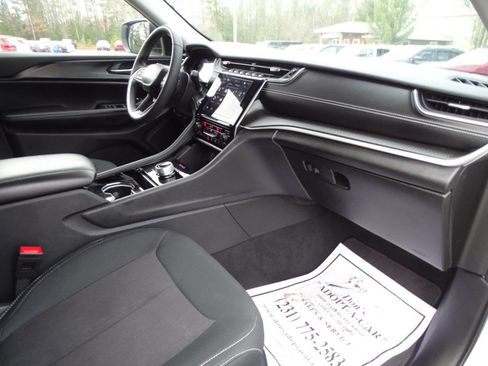 Used 2023 Jeep Grand Cherokee Laredo image 40