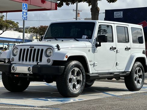 Used 2017 Jeep Wrangler Unlimited Sahara w/ Connectivity Group AWD/4WD image 8