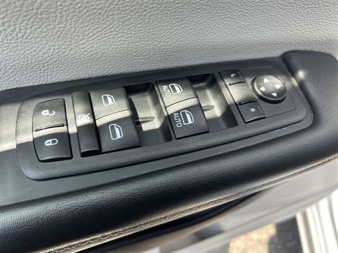 Used 2023 Chrysler Pacifica Touring-L FWD image 10