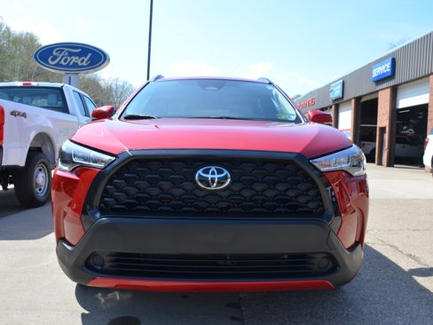 Used 2024 Toyota Corolla Cross LE image 2