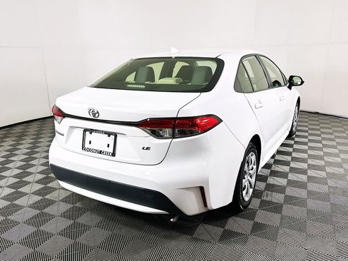 Used 2022 Toyota Corolla LE FWD image 3