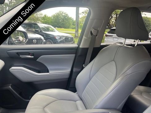 Used 2021 Toyota Highlander XLE AWD/4WD image 13