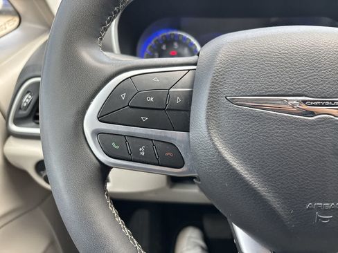 Used 2024 Chrysler Pacifica Touring-L FWD image 9