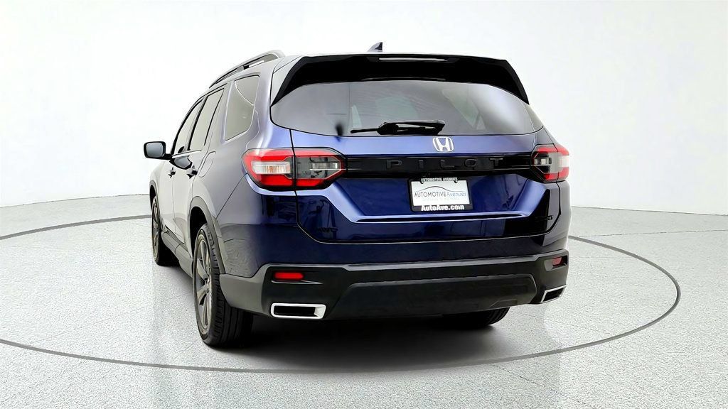 Used 2025 Honda Pilot Sport image 6