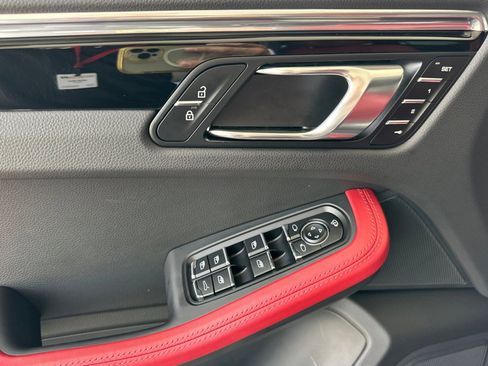 Certified 2025 Porsche Macan image 12