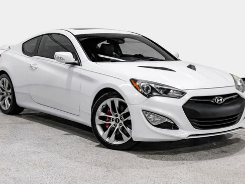 Used 2013 Hyundai Genesis 3.8 RWD image 4