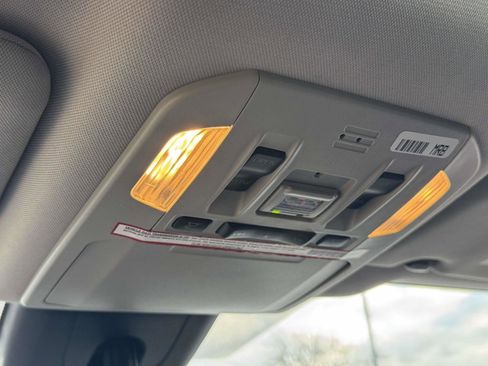 Used 2020 Toyota Highlander XLE image 29