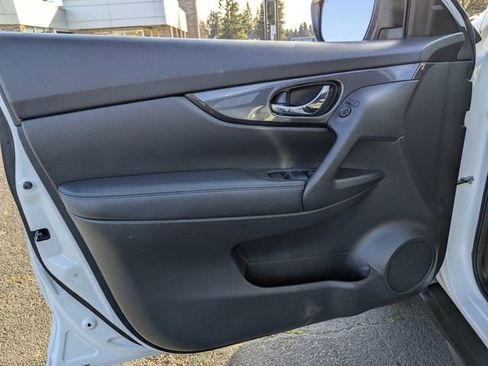 Used 2017 Nissan Rogue SV image 10