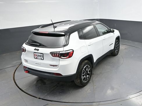 Used 2025 Jeep Compass Trailhawk AWD/4WD image 32