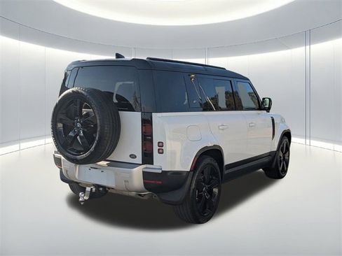 Used 2023 Land Rover Defender 110 SE image 5