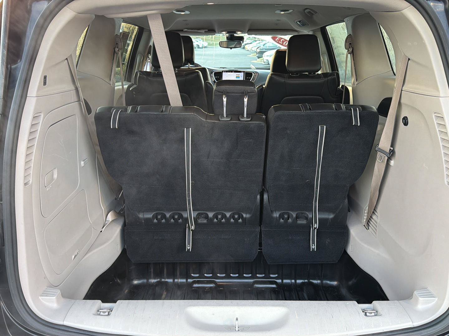 Used 2023 Chrysler Pacifica Touring-L FWD image 32