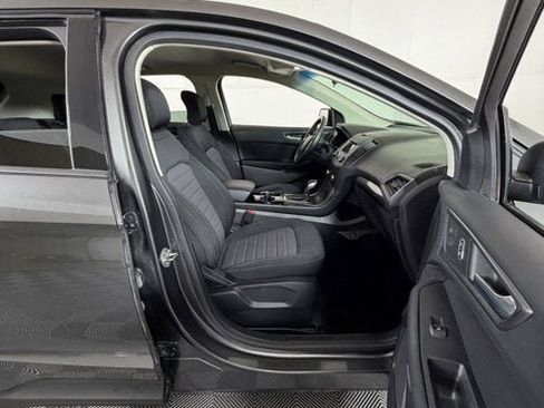 Used 2018 Ford Edge SE image 5