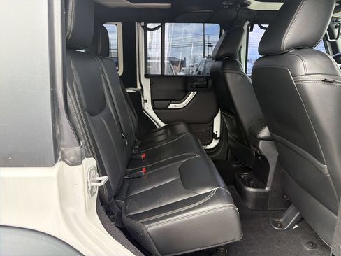 Used 2015 Jeep Wrangler Unlimited Rubicon AWD/4WD image 17
