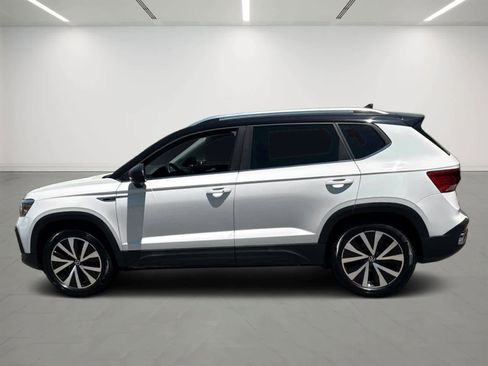Used 2023 Volkswagen Taos SE w/ Panoramic Sunroof Package AWD/4WD image 2