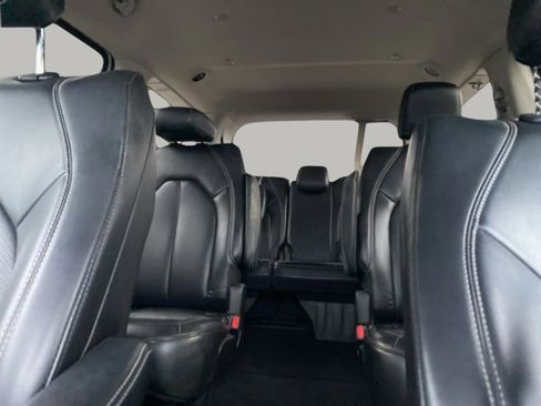 Used 2023 Chrysler Pacifica Touring-L FWD image 26