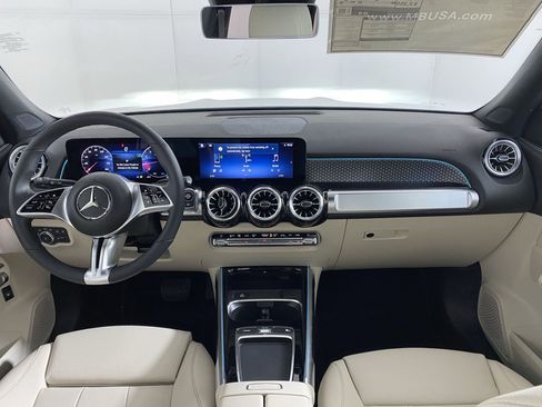 Used 2025 Mercedes-Benz GLB 250 4MATIC image 14