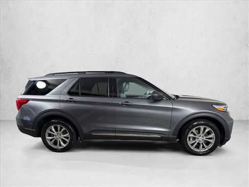 Used 2023 Ford Explorer XLT w/ Equipment Group 202A RWD image 2
