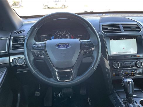 Used 2018 Ford Explorer XLT w/ Equipment Group 202A FWD image 5