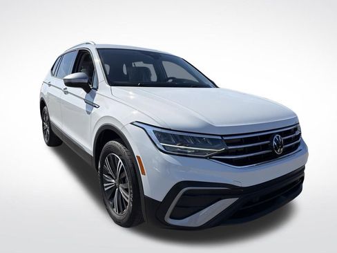 Used 2024 Volkswagen Tiguan SE image 11