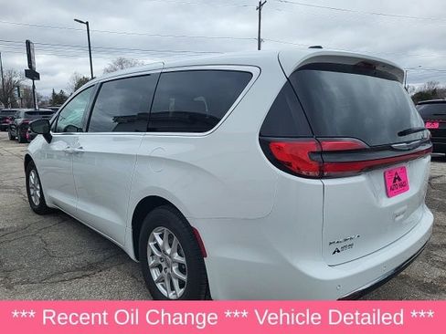 Used 2024 Chrysler Pacifica Touring-L image 11