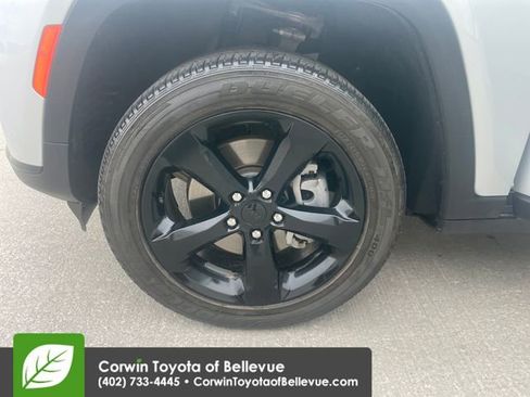 Used 2024 Jeep Grand Cherokee L Altitude AWD/4WD image 26