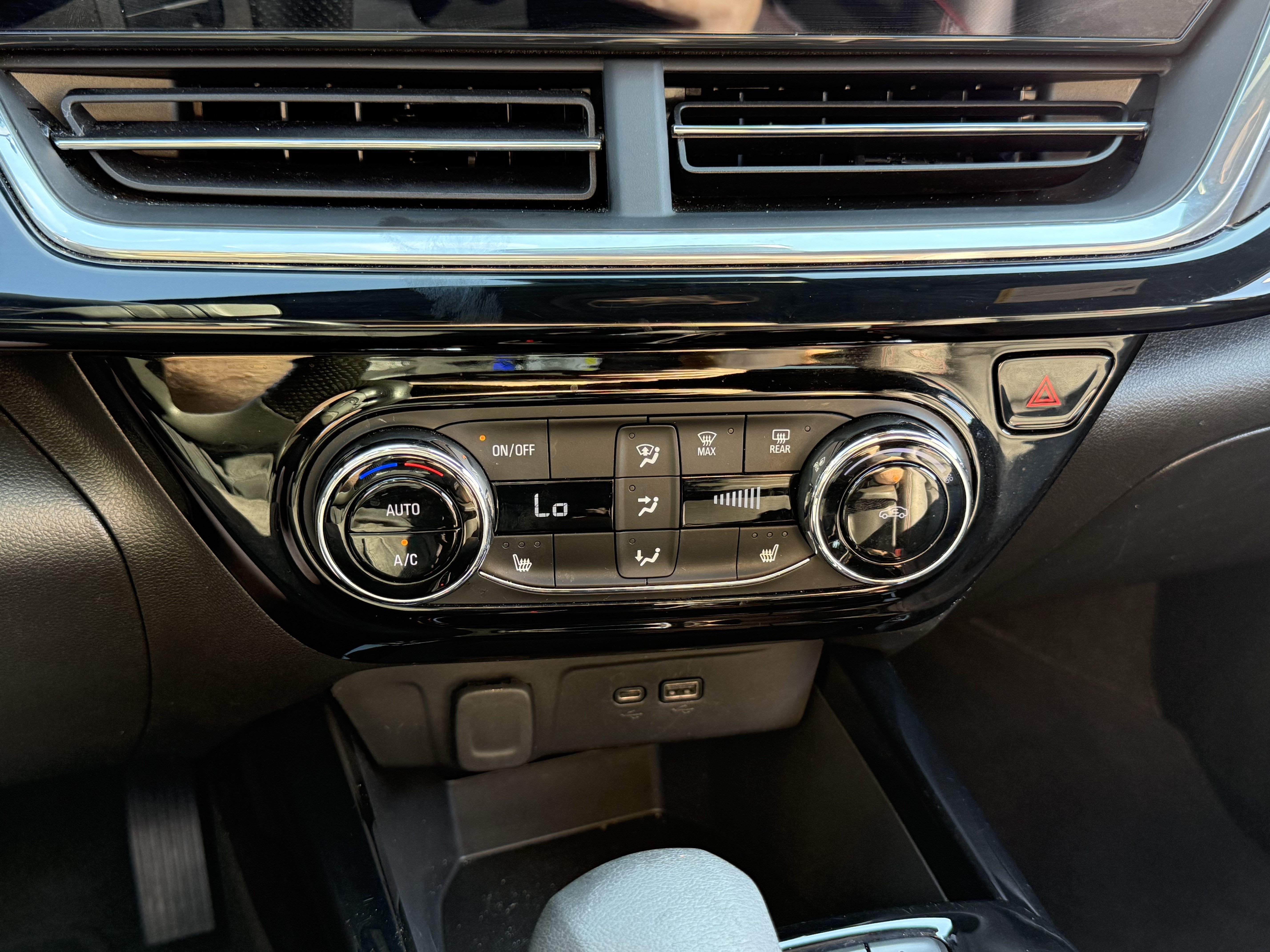 Used 2024 Chevrolet Trax RS FWD image 30