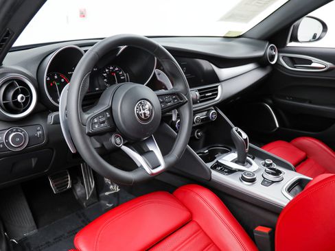 Used 2023 Alfa Romeo Giulia Veloce RWD image 15