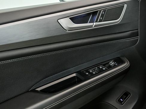 Certified 2025 Volkswagen Atlas Cross Sport SE FWD image 9