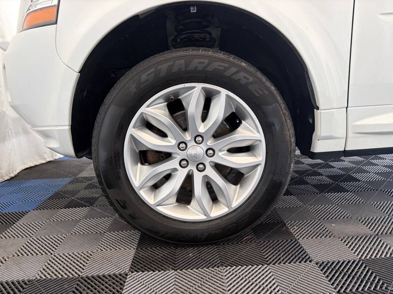 Used 2015 Land Rover LR2 AWD/4WD image 28