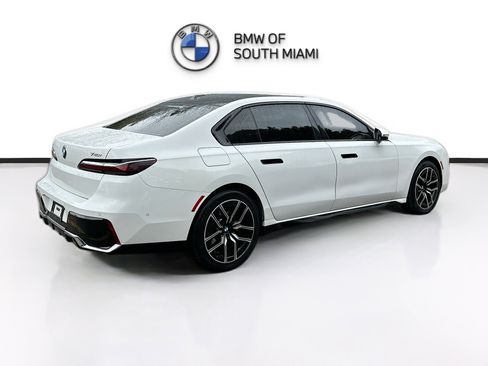 Used 2024 BMW 740i image 7
