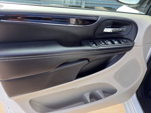 Used 2017 Dodge Grand Caravan SXT image 13