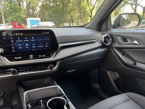 Used 2025 Chevrolet Equinox LT FWD image 34