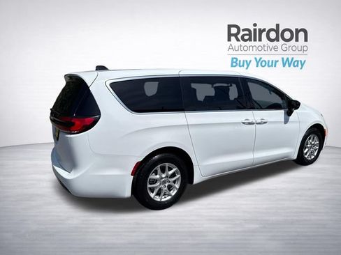 Used 2025 Chrysler Pacifica Select FWD image 7
