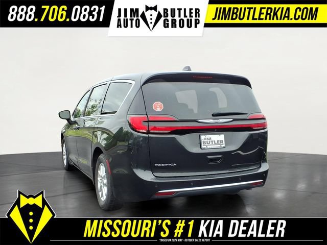 Used 2023 Chrysler Pacifica Touring-L FWD image 5