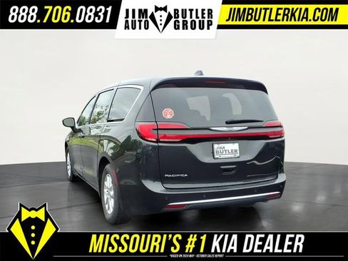 Used 2023 Chrysler Pacifica Touring-L FWD image 5