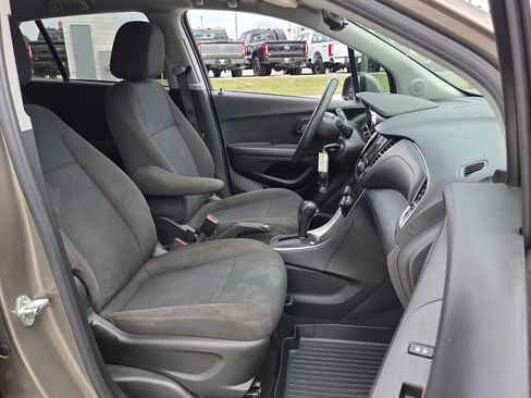Used 2021 Chevrolet Trax LS w/ Tint and Cruise Package FWD image 18