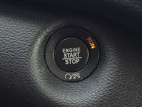 Used 2017 Jeep Cherokee Latitude w/ Comfort/Convenience Group AWD/4WD image 17