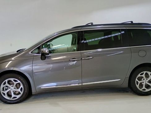 Used 2023 Chrysler Pacifica Limited image 4