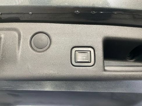 Used 2019 Chevrolet Equinox Premier FWD image 17