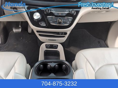 Used 2017 Chrysler Pacifica Touring-L w/ Tire & Wheel Group image 18