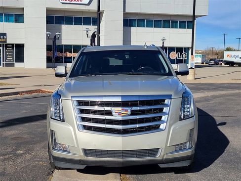 Used 2016 Cadillac Escalade Luxury image 10