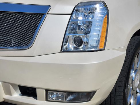 Used 2010 Cadillac Escalade Luxury image 9