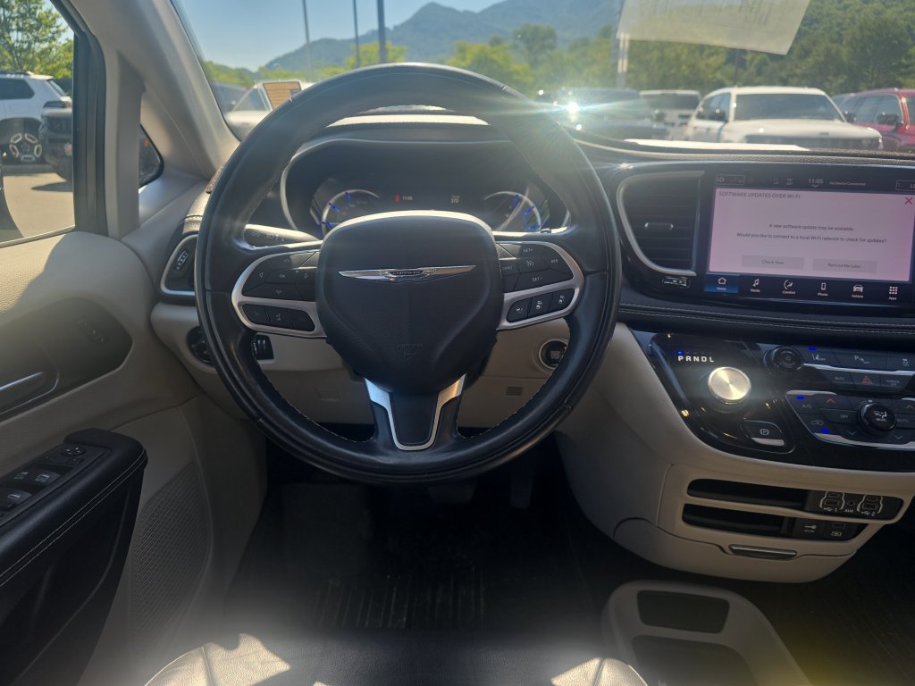 Used 2022 Chrysler Pacifica Touring-L FWD image 16