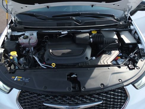 Used 2024 Chrysler Pacifica Touring-L image 10