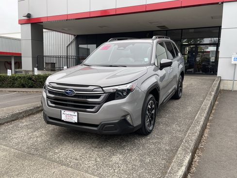 Used 2025 Subaru Forester Premium AWD/4WD image 3